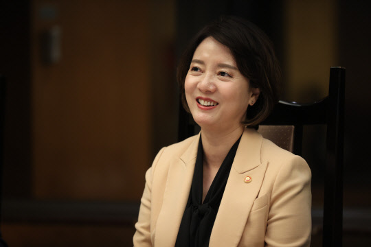이영 중소벤처기업부 장관이 12일 서울 여의도에서 납품대금 연동제 시범운영 참여 대기업 6개사 대표·임원을 만나 시범운영 참여에 감사인사를 하고 있다.<중소벤처기업부 제공>